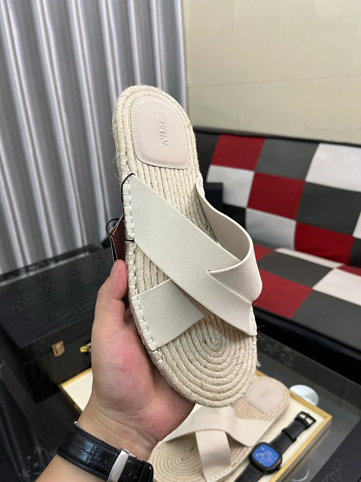 Men's shoes 💰320⌚️⌚️《HERMES》Hermès 💁♂️Men's casual slippers, compare the quality at the counter🧚🏿♂️ The upper layer has a stone pattern with clear texture, showing high-end, high-end, comfortable to wear and versatile. Purely hand-pulled, raw rubber breathable outsole, breathable and comfortable lambskin lining, 100% comfortable density, original rubber outsole wear-resistant code number 38-44. Can be customized 45-46-47